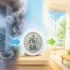 alt="梅雨のジメジメした湿気の部屋が、湿度計を使った湿度管理で快適な室内環境へ改善される様子を示すイメージ"